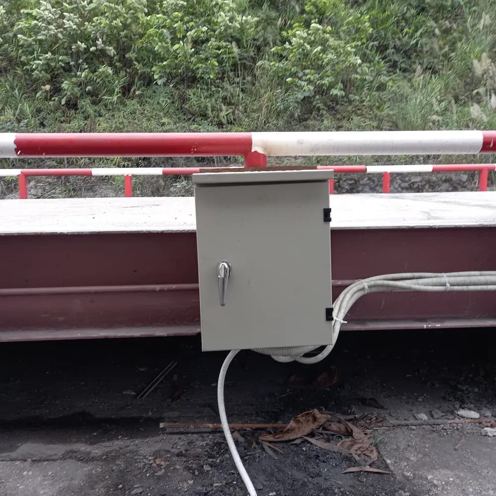 Bàn cân MT-WT60T nhìn dọc - lan can đỏ trắng và bê tông dẫn lên