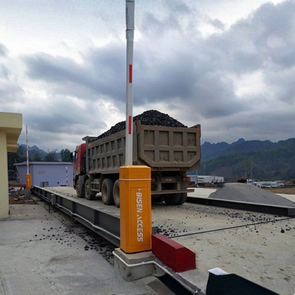 Xe tải trên cân ô tô mặt bê tông tại nhà máy