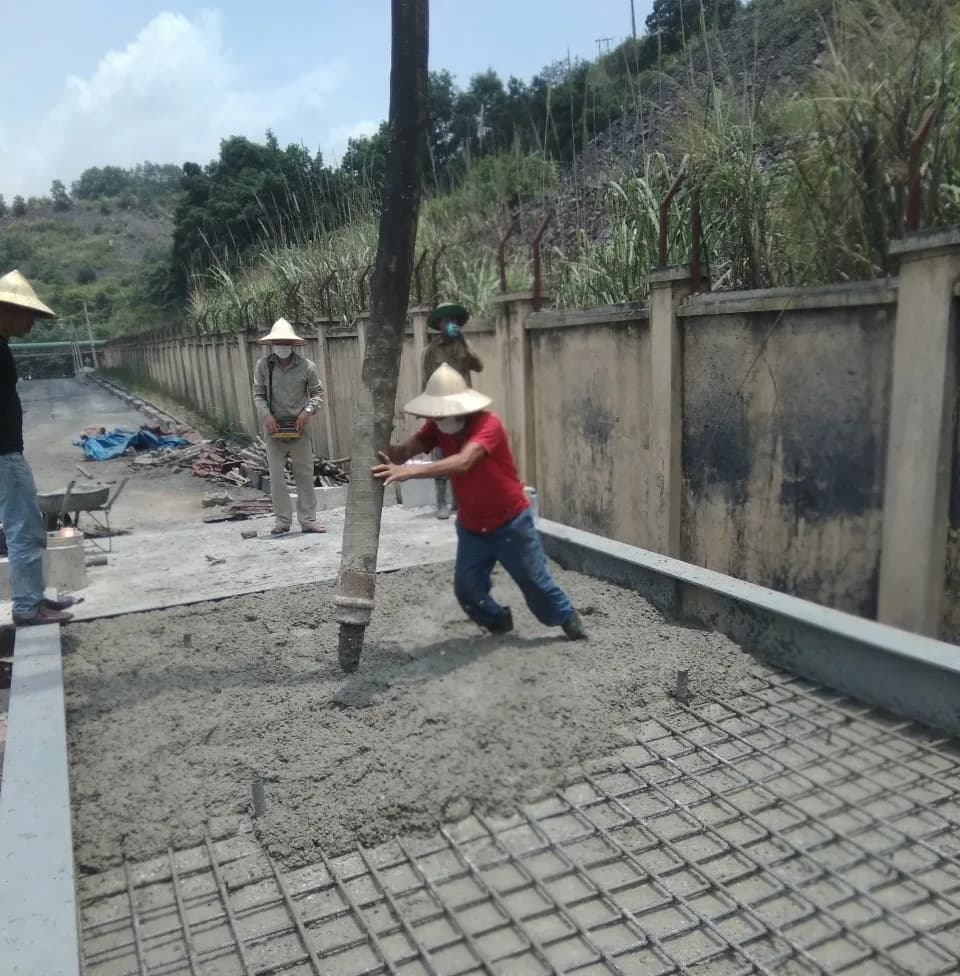 Đổ bê tông bàn cân tại hiện trường