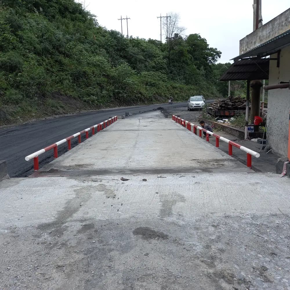Bàn cân nhìn từ trên xuống - vạch sơn trắng