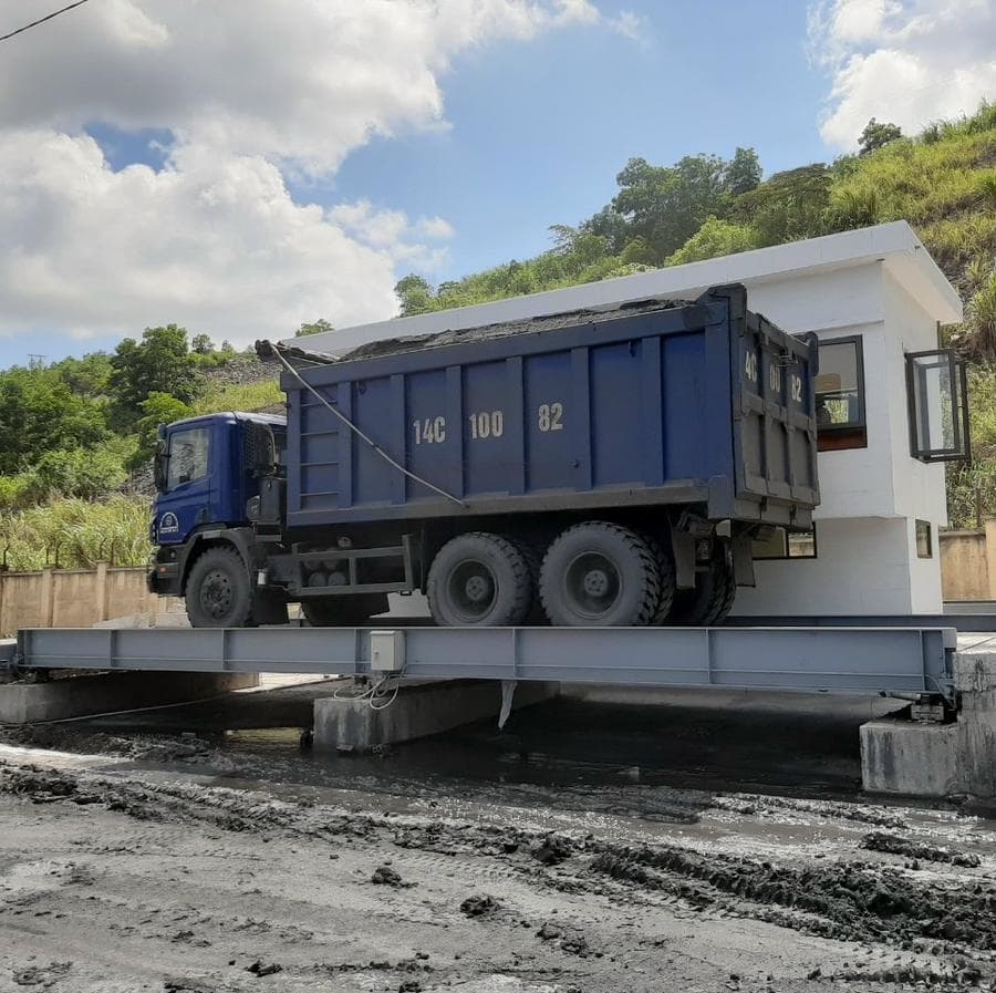 Xe chở than đầy thùng nhìn từ phía hông tại trạm cân Cẩm Phả