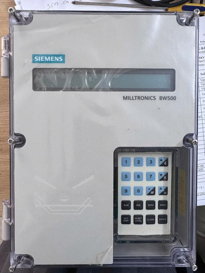 Bộ chỉ thị Siemens Milltronics BW500 mặt trước - logo SIEMENS, bàn phím số