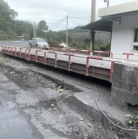 Bên hông bàn cân - kết cấu thép chịu lực