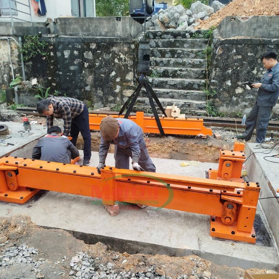 Kỹ sư Mai Thị lắp ráp khung dầm cân tàu hoả cam tại Khe Thần