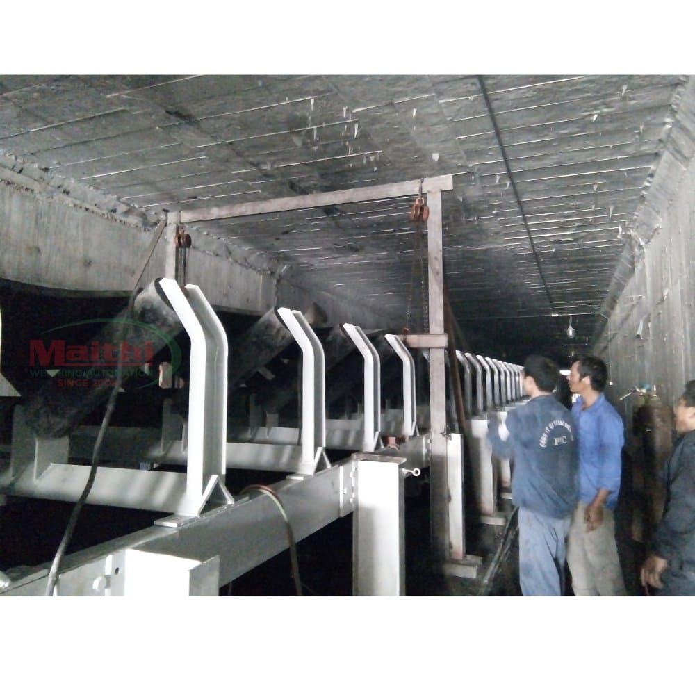 Lắp đặt giường cân 8 giá con lăn MT-BS1600 trong hầm băng tải, đội kỹ thuật Mai Thị