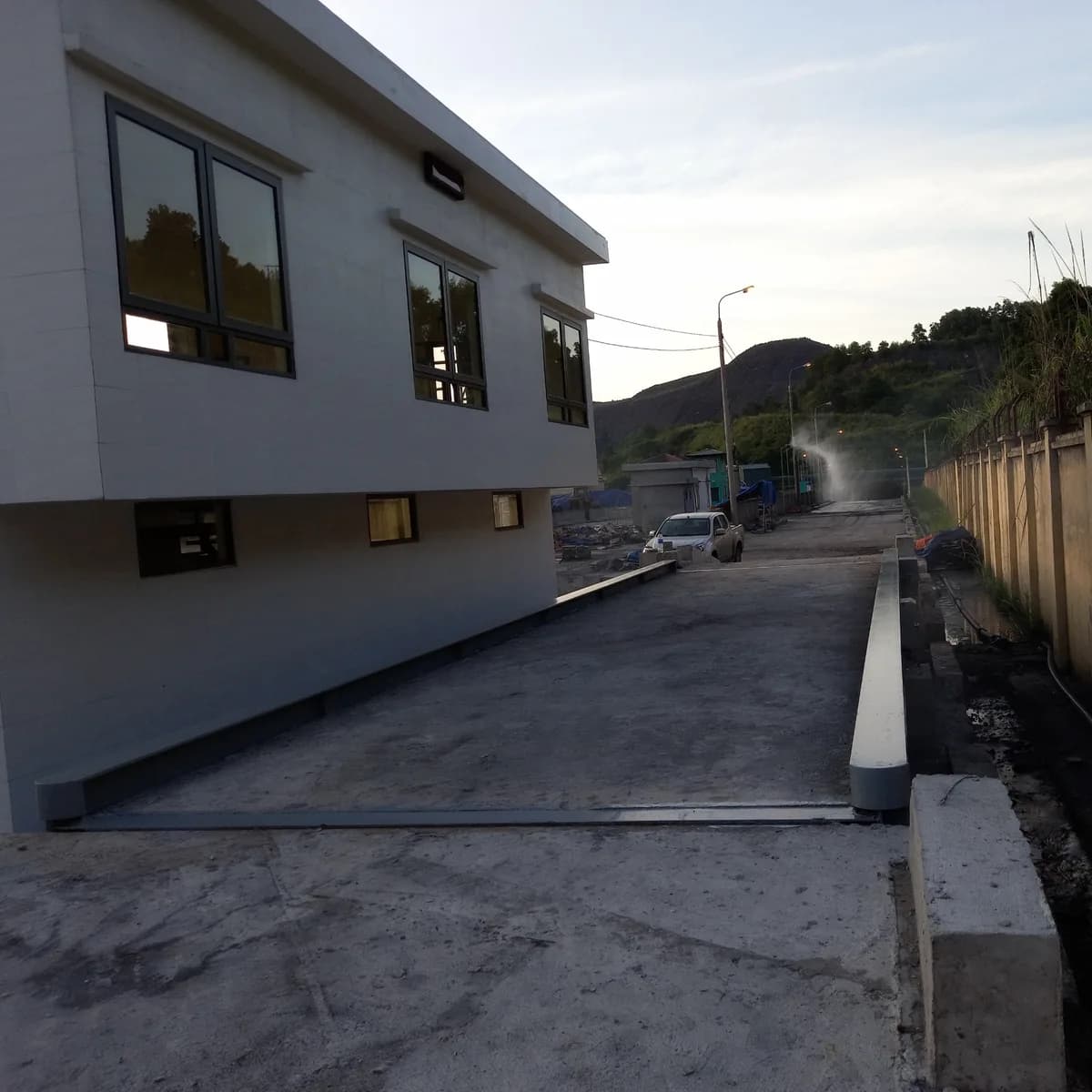 Cabin và bàn cân từ góc rộng