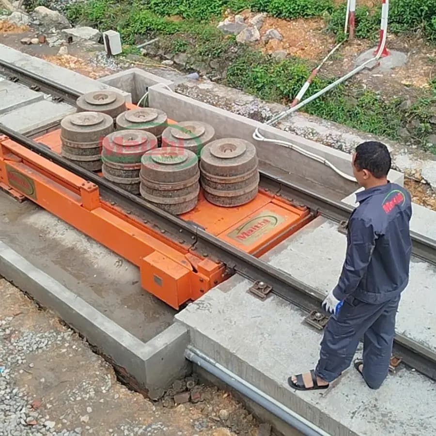 Cẩu lắp đặt khung bàn cân thép xuống hố móng