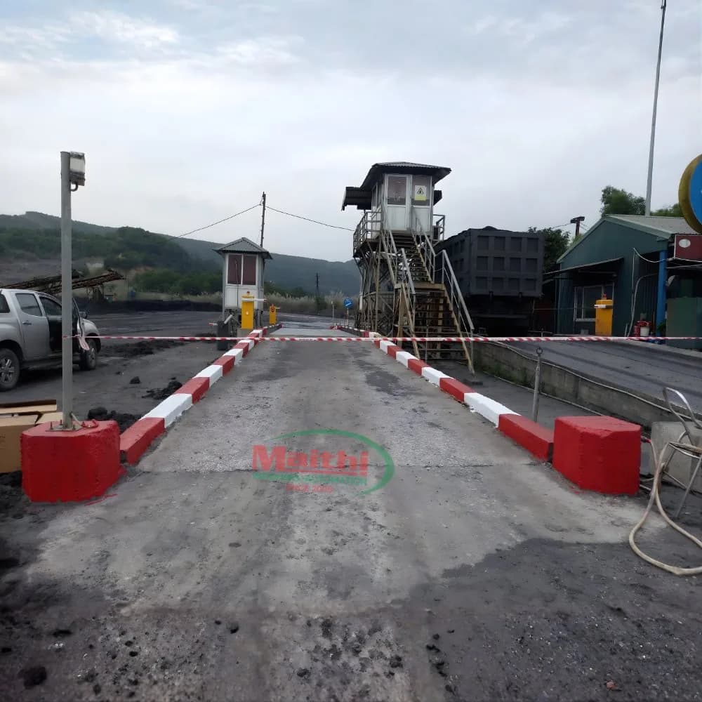 Cổng cân với barie tự động đỏ trắng