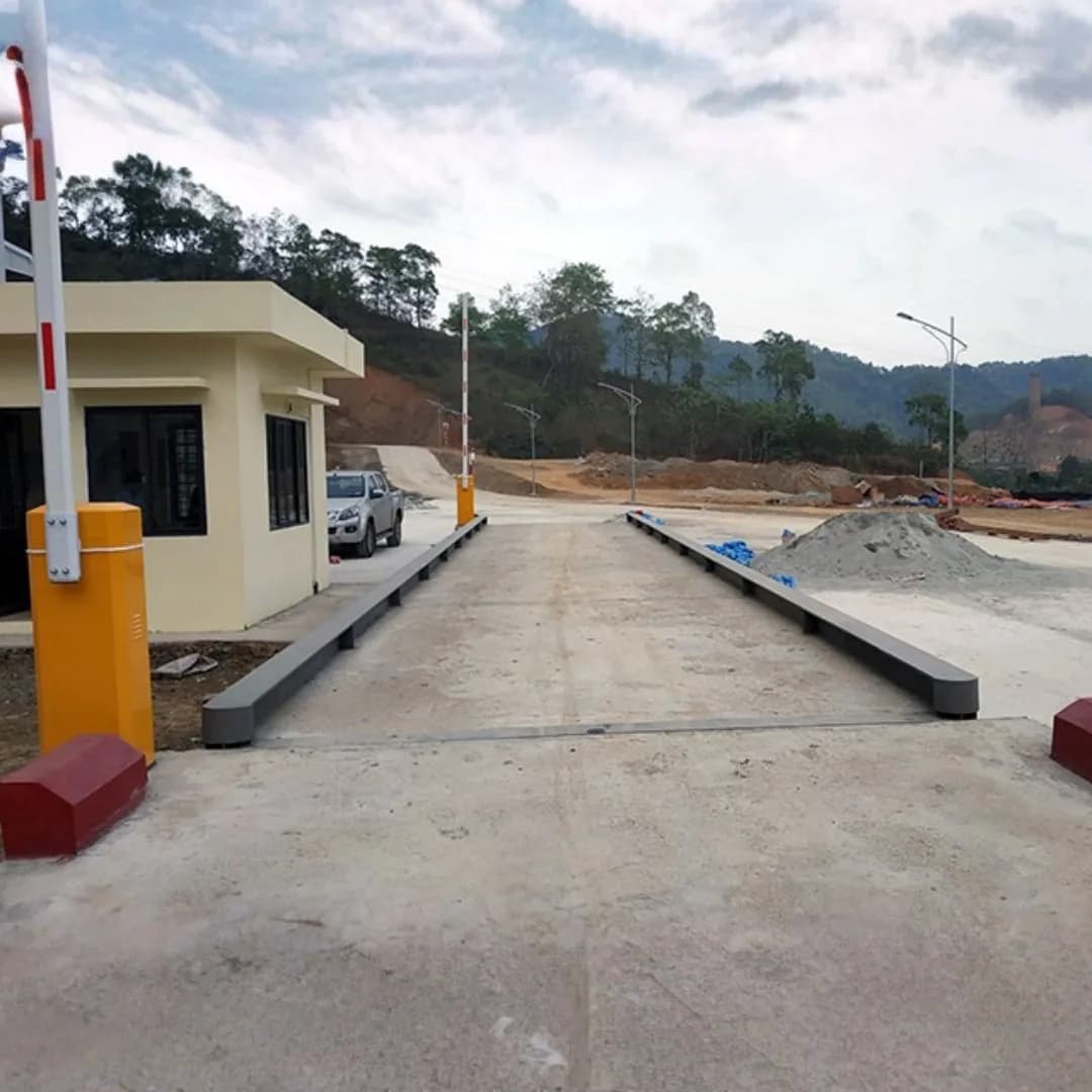 Trạm cân MT-W100T18 lắp đặt thực tế tại nhà máy với cabin điều khiển và barie tự động