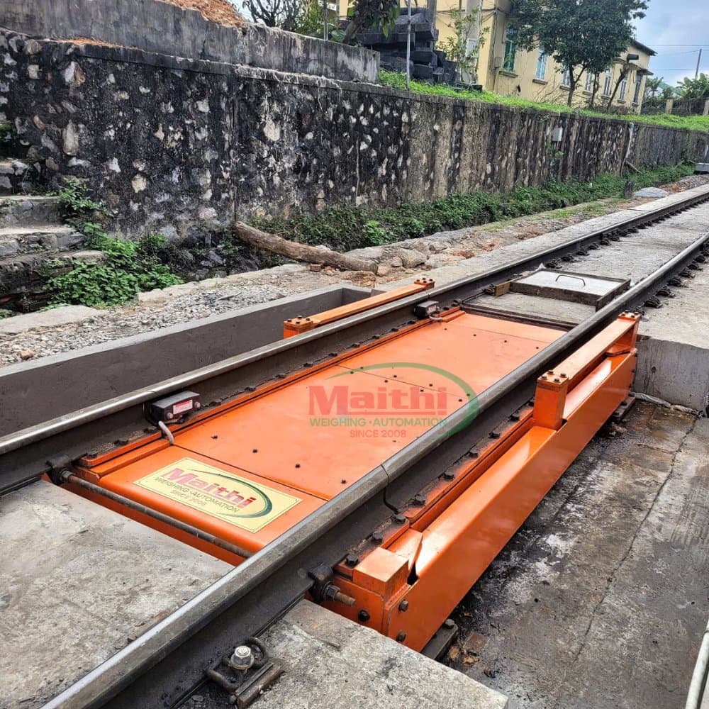 Cân tàu hoả lắp trên đường ray — Mai Thị