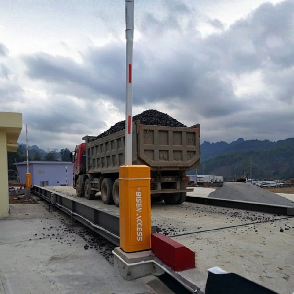 Xe tải chở quặng đang cân trên trạm cân Tấn Phát Cao Bằng