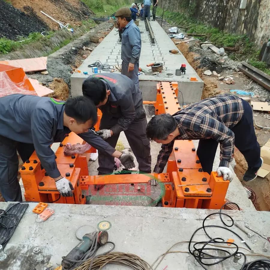 Đội kỹ sư Mai Thị đang lắp đặt cấu kiện bàn cân