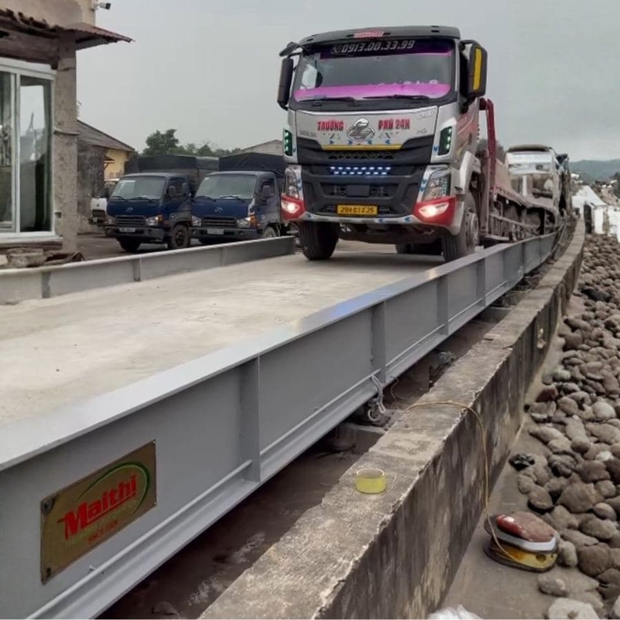 Xe tải lên cân tại trạm cân 120T Nước Mắm Thanh Hương