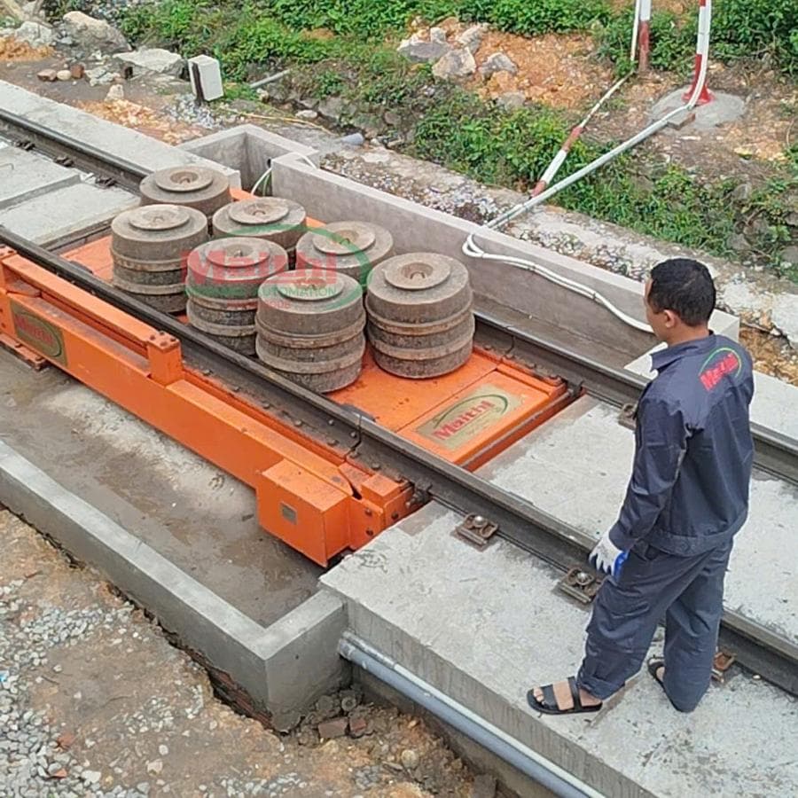Hiệu chuẩn cân tàu hoả bằng quả cân chuẩn