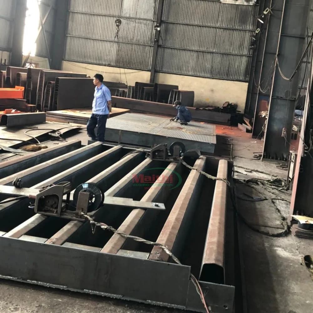 Xưởng cơ khí Mai Thị đang gia công khung bàn cân