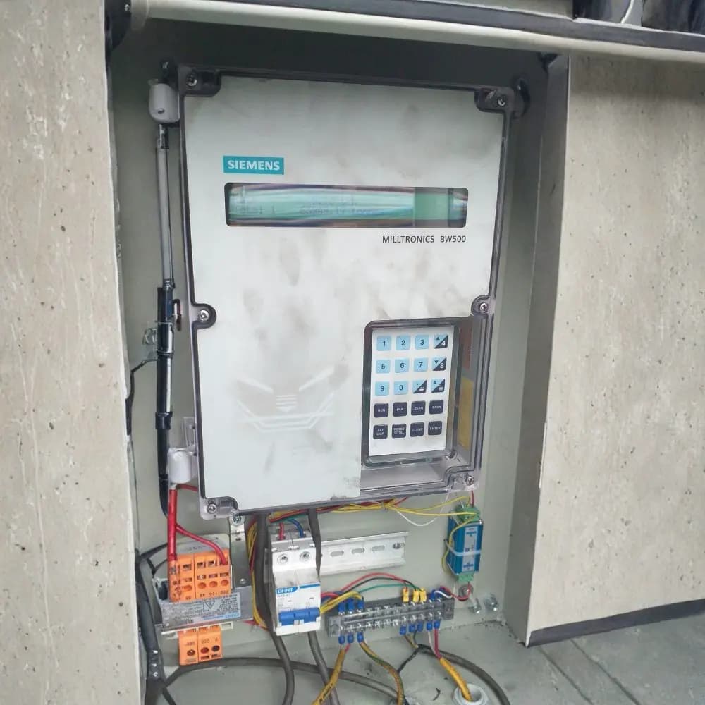 Tủ điều khiển BW500 lắp đặt tại site với đầy đủ aptomat và terminal