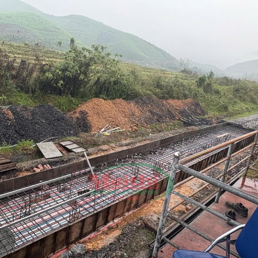 Móng hố cân tàu hoả Khe Thần đang thi công - cốt thép sẵn sàng đổ bê tông