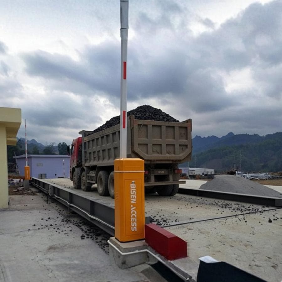 Xe tải chở quặng đang cân tại trạm Tấn Phát
