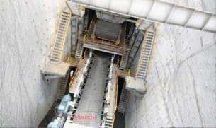 Hệ thống băng tải nhà máy trong hố bê tông