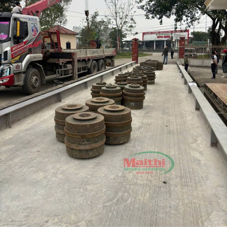 Trạm cân Thanh Hương trong quá trình kiểm định bằng quả cân chuẩn