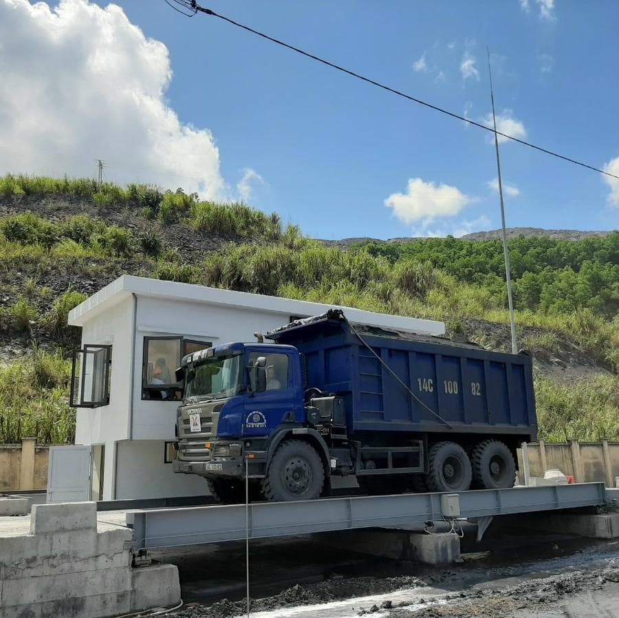 Xe tải Scania chở than 14C-10082 trên trạm cân Cảng Cẩm Phả