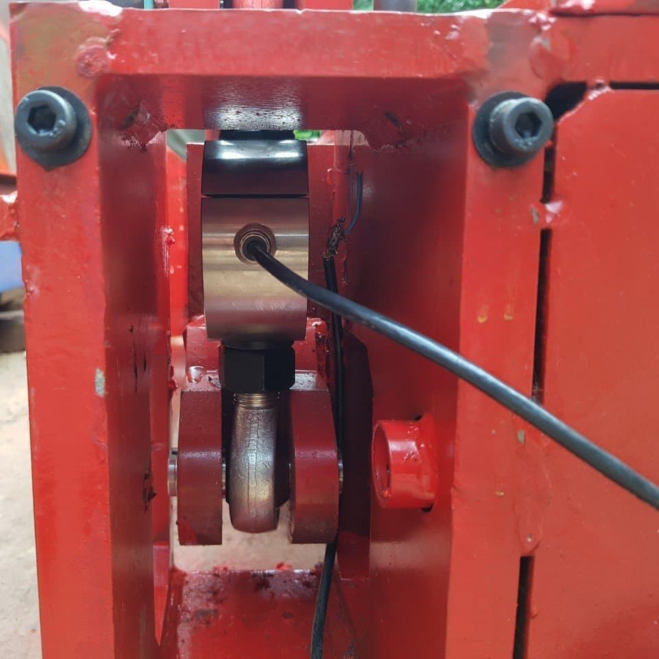 Khung sàn cân màu đỏ lắp đặt dưới gầm xe goòng — mỏ than Uông Bí