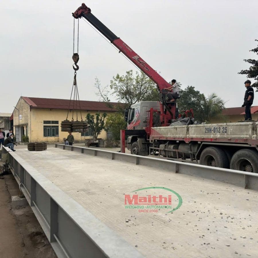 Cẩu cung cấp quả cân chuẩn lên bàn cân Thanh Hương