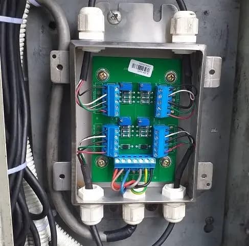 Bên trong hộp nối dây tín hiệu 4 loadcell